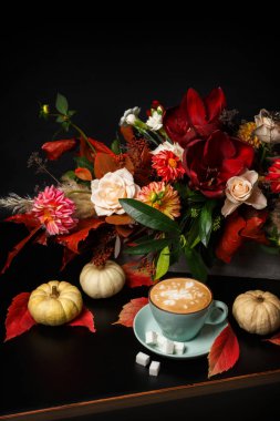 Kopya alanı siyah zemin üzerine sonbahar buket