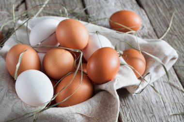 Rustik ahşap, organik tarım kavramı üzerinde taze tavuk kahverengi yumurta