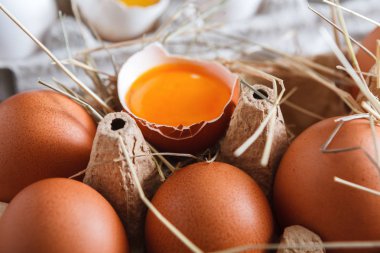 Yumurta karton. Sağlıklı gıda arka plan. Sarı sarısı