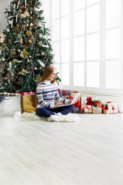 Laptop Noel iç adlı genç kadın online