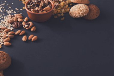 Düz yatıyordu yulaf kurabiye ve koyu arka plan, kopya alanı fındık