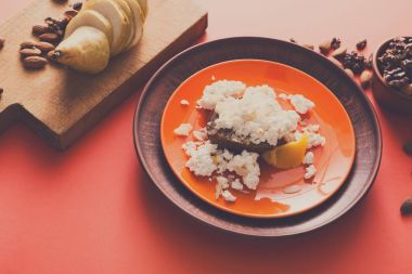 Sağlıklı kahvaltı - süzme peynir, fındık ve meyve