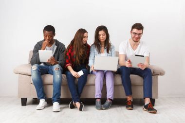 Çeşitli genç öğrenciler evde sınavına hazırlık