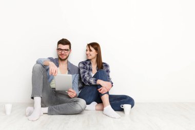 Gülümseyen çift web-sörf tablet, stüdyo vurdu