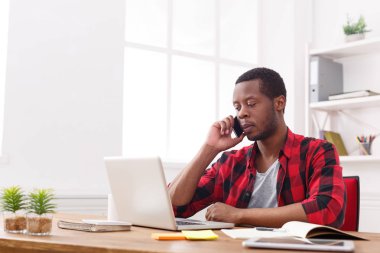 Genç işadamı çağrı cep telefonu modern beyaz ofis siyah