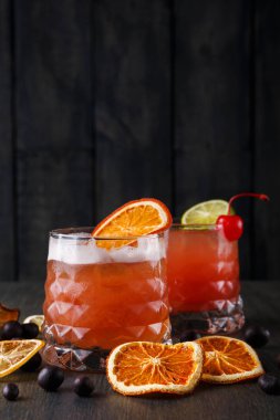 Kan portakalı margarita kokteyl ahşap arka plan