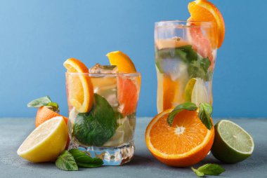 Narenciye içecekler ve meyve renkli yaz arka plan