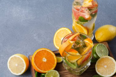 Narenciye içecekler ve meyve renkli yaz arka plan