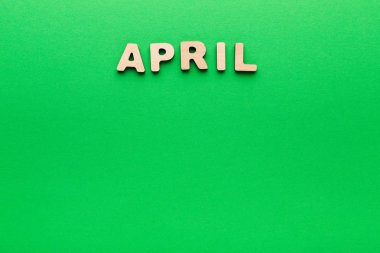 Word Nisan yeşil zemin üzerine