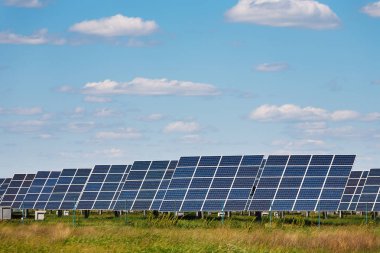 Güneş panelleri mavi gökyüzü arka plan