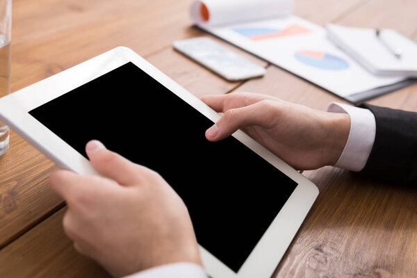 Мужчина с помощью цифрового планшета, закрыть, вид сбоку
,