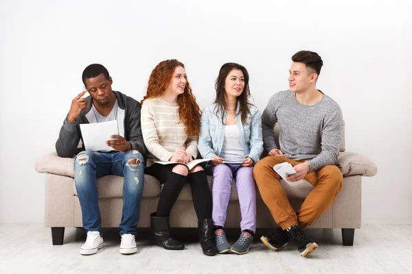 Diversos jóvenes estudiantes que se preparan para el examen en casa —  Fotos de Stock