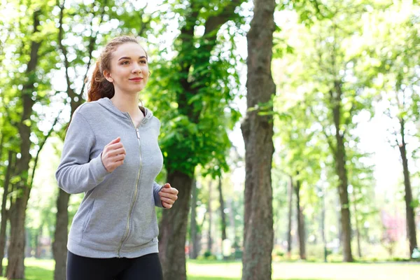 Genç kadın yeşil park, kopya alanı koşu