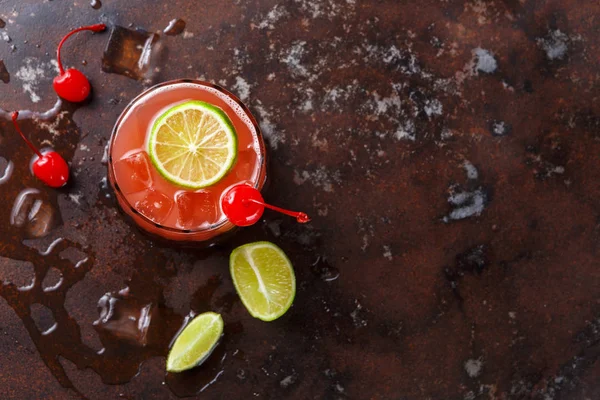 Kireç kahverengi masa arka plan üzerinde kırmızı kokteyl