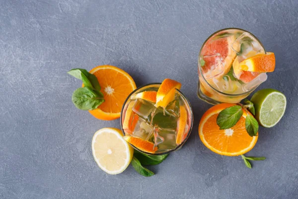 Красочный летний фон с цитрусовыми напитками и фруктами — стоковое фото