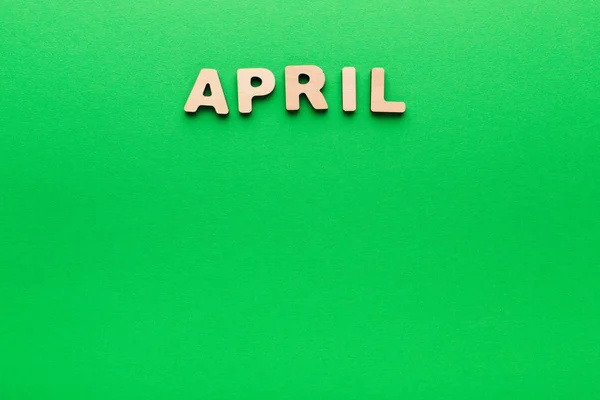 Слово квітня на зеленому фоні — стокове фото