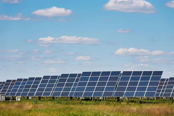 Güneş panelleri mavi gökyüzü arka plan