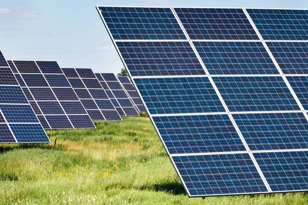 Paneles solares sobre fondo azul del cielo — Foto de Stock