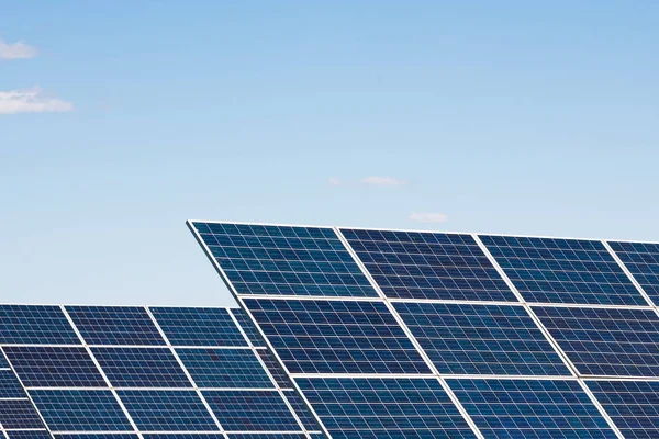 Paneles solares sobre fondo azul del cielo — Foto de Stock