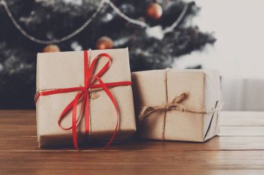 Bir şekilde dekore edilmiş ağaç arka planda, tatil kavramı Noel hediyeleri