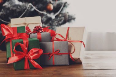 Bir şekilde dekore edilmiş ağaç arka planda, tatil kavramı Noel hediyeleri