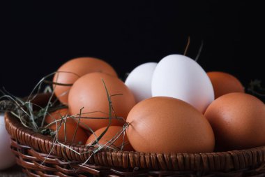 Taze tavuk beyaz ve kahverengi çuval closeup, arka plan tarım organik yumurta