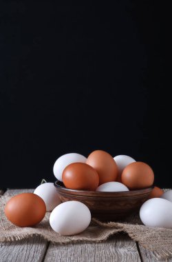 Taze tavuk beyaz ve kahverengi çuval closeup, arka plan tarım organik yumurta