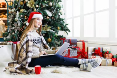 Laptop Noel iç adlı genç kadın online