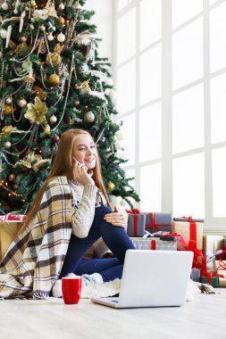 Genç kadın rahat Noel iç alışveriş online