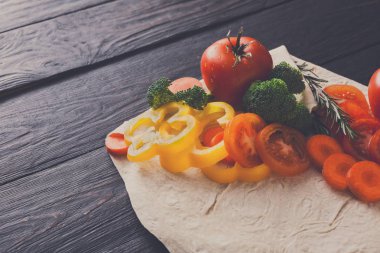 Pide ekmek arka plan üzerinde taze sebze.