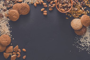 Düz yatıyordu yulaf kurabiye ve koyu arka plan üzerinde fındık