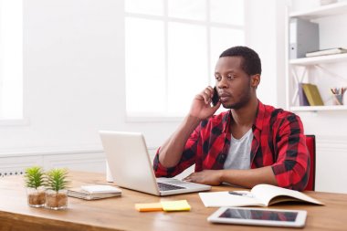 Genç işadamı çağrı cep telefonu modern beyaz ofis siyah