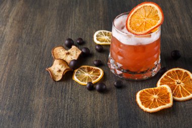 Turuncu kokteyl ile ahşap arka plan ağaç kavunu