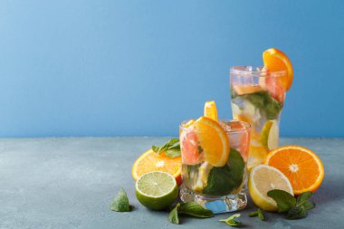 Narenciye içecekler ve meyve renkli yaz arka plan