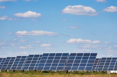 Güneş panelleri mavi gökyüzü arka plan