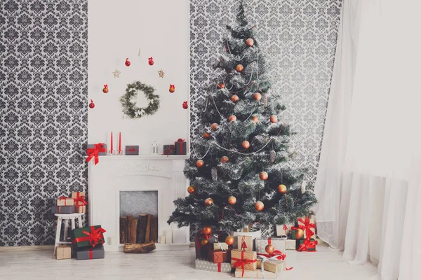 Árvore decorada de Natal no interior moderno, conceito de férias — Fotografia de Stock