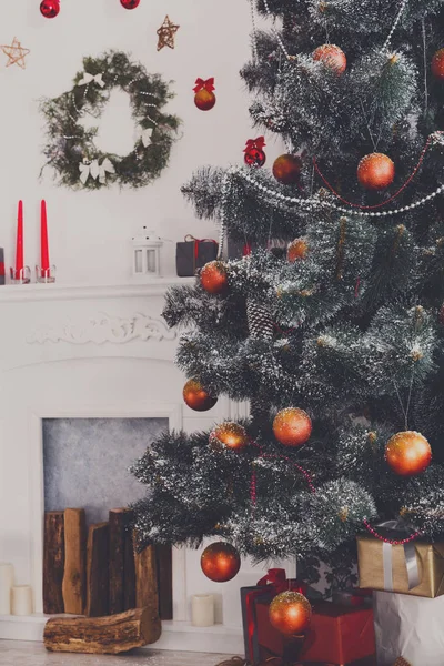 Boże Narodzenie urządzone drzewa w nowoczesne wnętrze, koncepcja wakacje — Zdjęcie stockowe