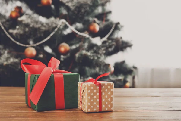 Regalos de Navidad sobre fondo de árbol decorado, concepto de vacaciones — Foto de Stock