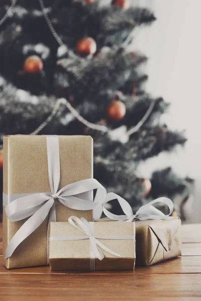 Vánoční dárky na nazdobený stromeček pozadí, dovolená concept — Stock fotografie