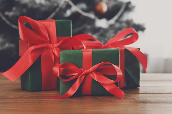 Cadeaux de Noël sur fond d'arbre décoré, concept de vacances — Photo