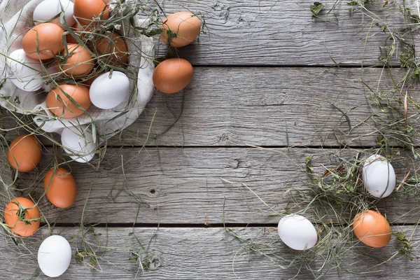 Keten, organik tarım arka plan üzerinde taze tavuk kahverengi yumurta
