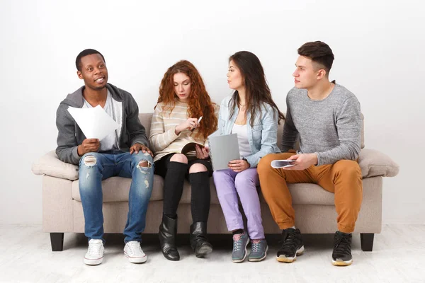 Diversos jóvenes estudiantes que se preparan para el examen en casa — Foto de Stock