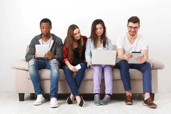 Diversos jóvenes estudiantes que se preparan para el examen en casa — Foto de Stock