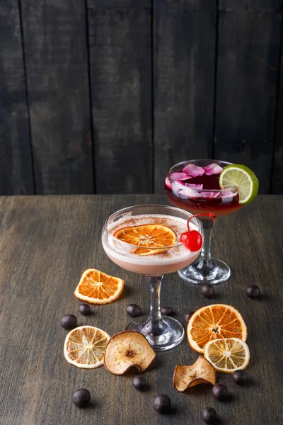 Rustik ahşap arka plan üzerinde renkli kokteyller