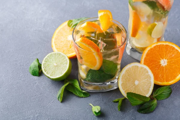 Narenciye içecekler ve meyve renkli yaz arka plan