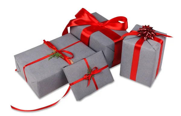 Cajas de regalo de Navidad en papel gris aislado en blanco — Foto de Stock