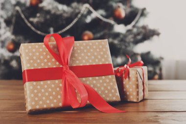 Bir şekilde dekore edilmiş ağaç arka planda, tatil kavramı Noel hediyeleri