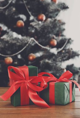 Bir şekilde dekore edilmiş ağaç arka planda, tatil kavramı Noel hediyeleri