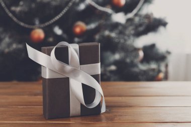 Noel hediyesi dekore edilmiş ağaç arka planda, tatil kavramı