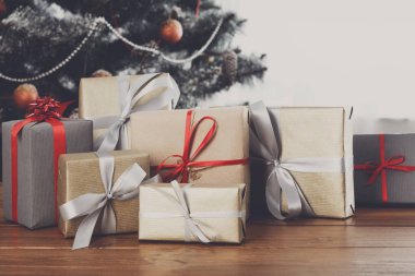 Bir şekilde dekore edilmiş ağaç arka planda, tatil kavramı Noel hediyeleri